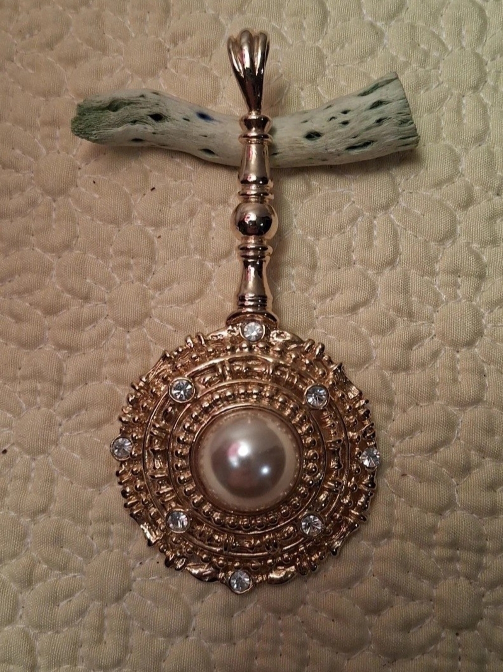 Gold-Tone Pearl & Crystal Pendant Pendulum?